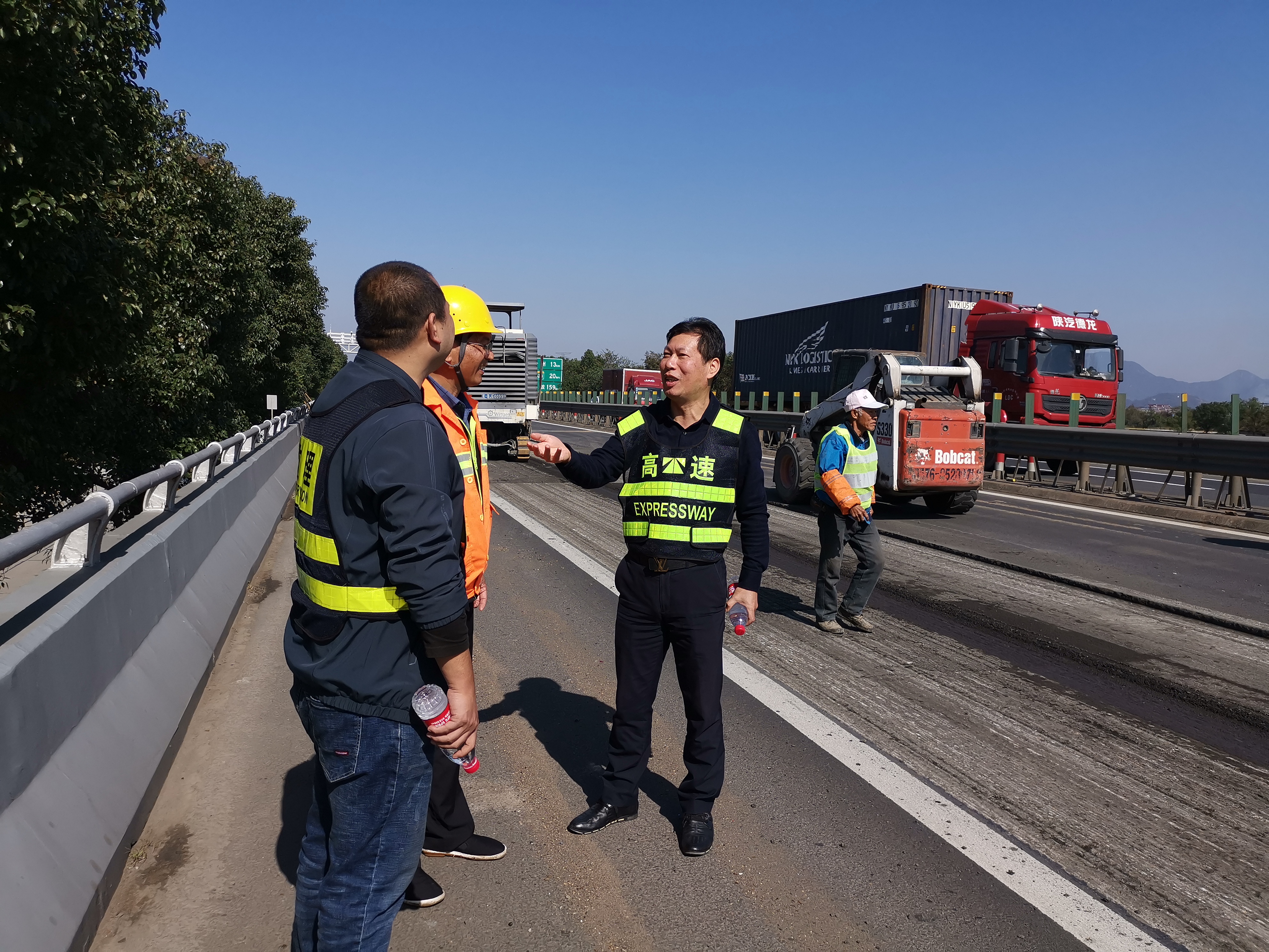 1637110687901052.jpg 20211115圖為江總檢查路面施工情況 林旭俊攝2.jpg