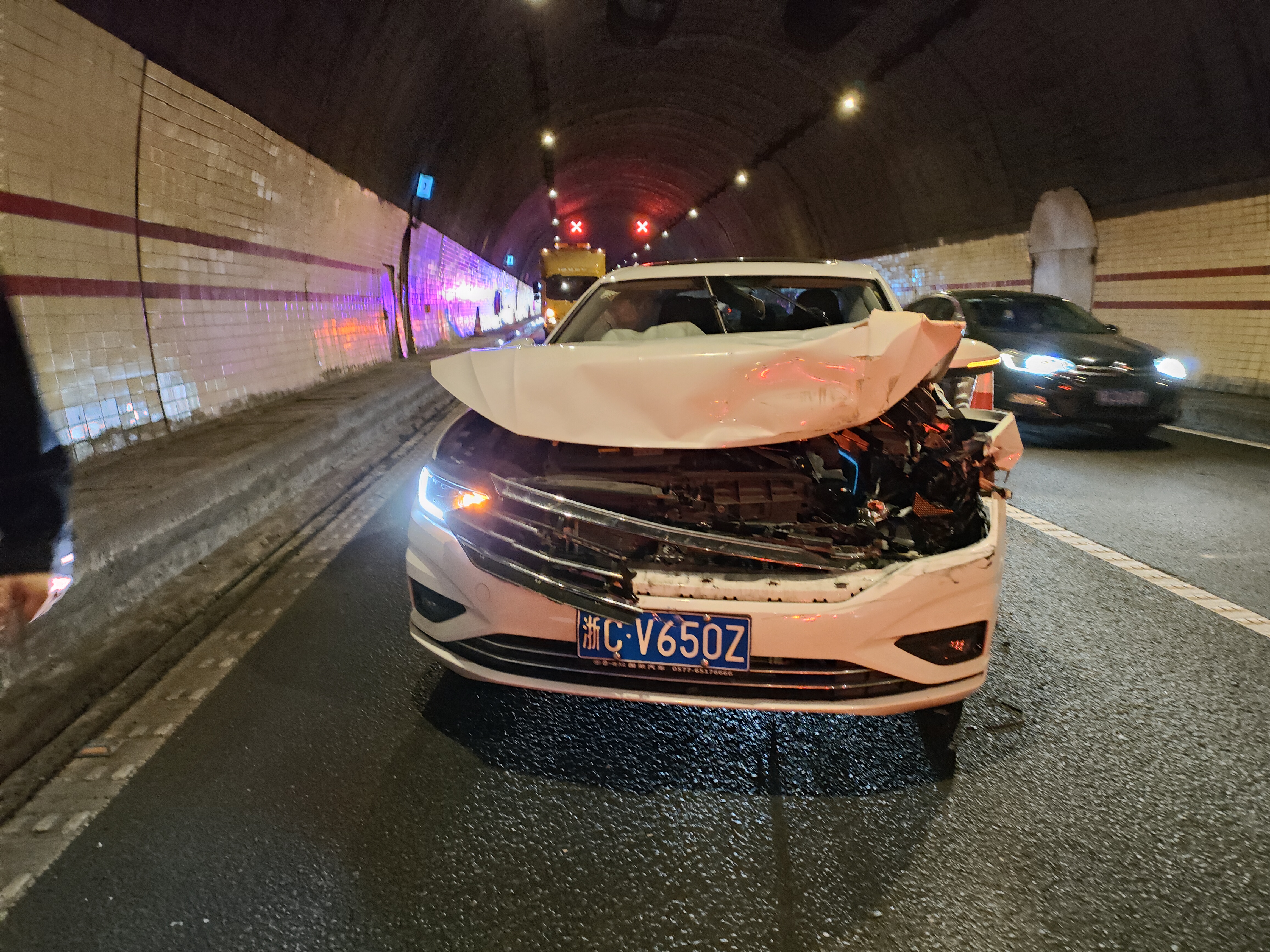 1665213050726672.jpg 2022.10.07追尾事故車 陳旦平攝.jpg