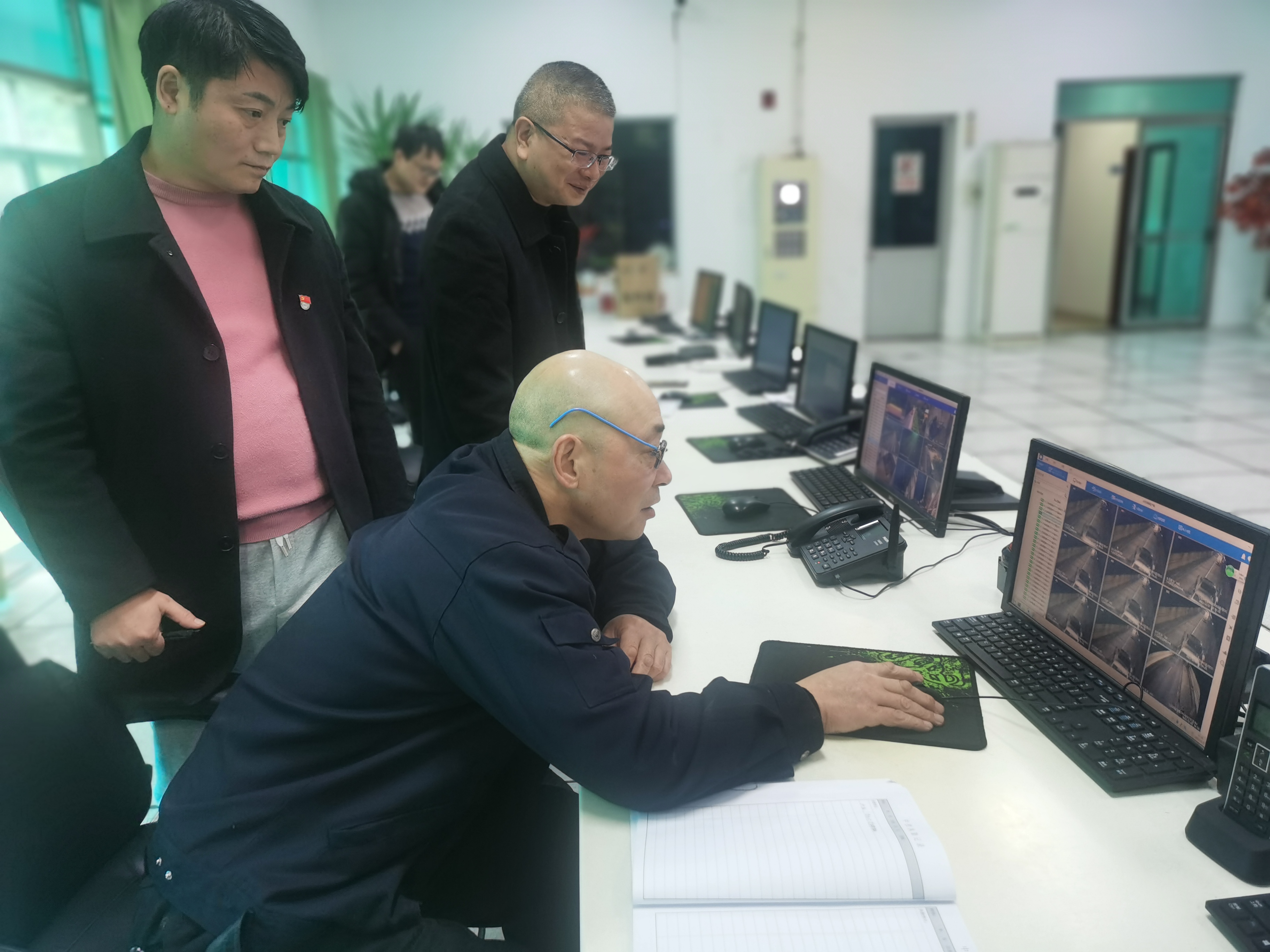 1670953569328908.jpg 20221207余師傅在操作中 陳智慧攝.jpg