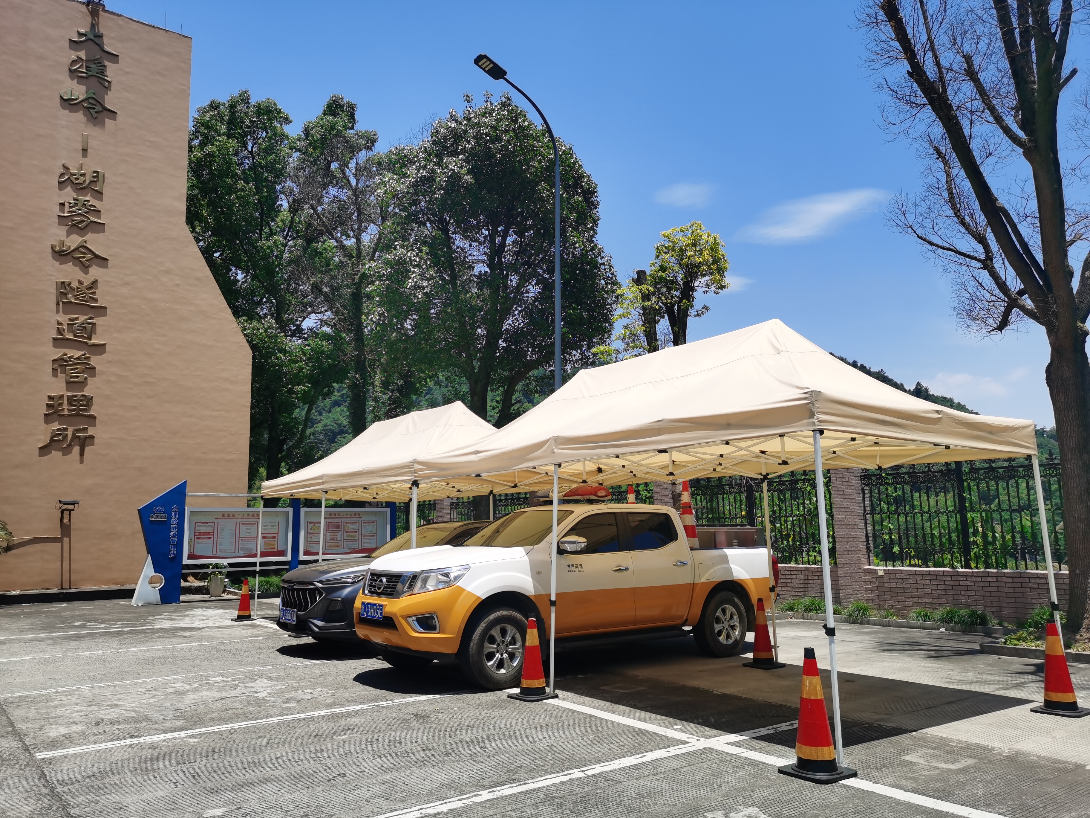 1688603255174099.jpg 搭建好的遮陽棚.jpg