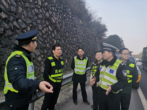 20190424道路、隧道安全組對沿線開展節(jié)前暨防汛防臺安全檢查 圖為檢查組一行對高邊坡進(jìn)行安全檢查_副本.jpg